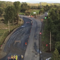 Avanzan trabajos de pavimentación del camino de Huillón, el puente ya se encuentran instalado y un tramo importante de la ruta se encuentra con asfalto.